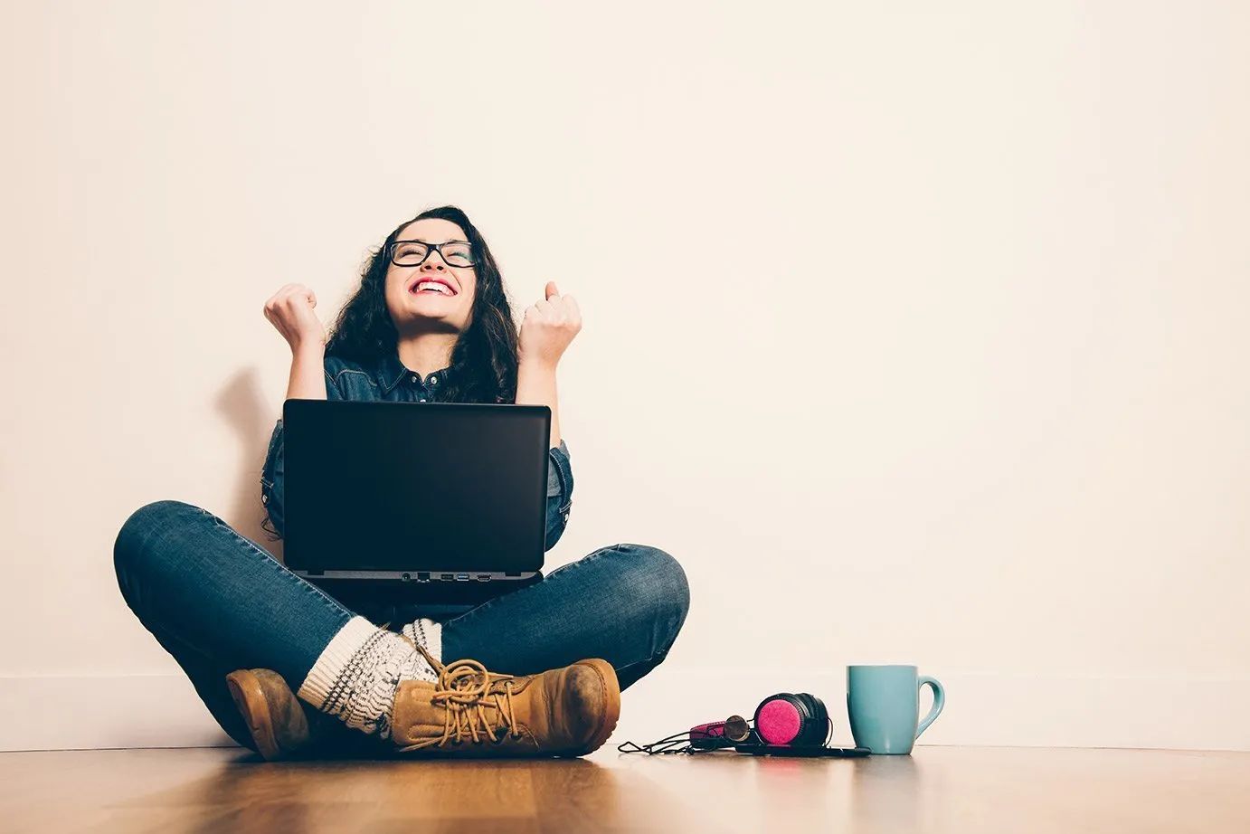 Happy Laptop Woman Success 1920w